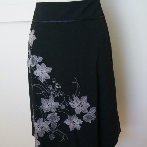 NWY Ann Taylor Embroidered Skirt - Picture 1 of 7